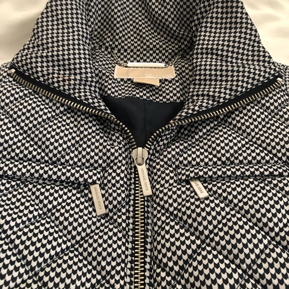 💜 Michael Kors Black and White Puffer Vest - Picture 5 of 7